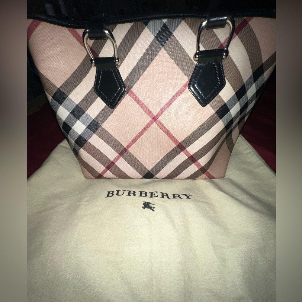 Burberry Tote great condition no damage Med size